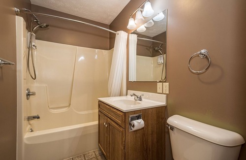 Farmington Hotel | JV Thompson | Jacuzzi Tub Historic Inn Room