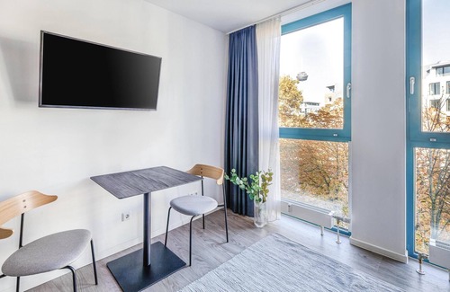 New Town Apartment | Köln Friesenplatz | Suite M + Street View
