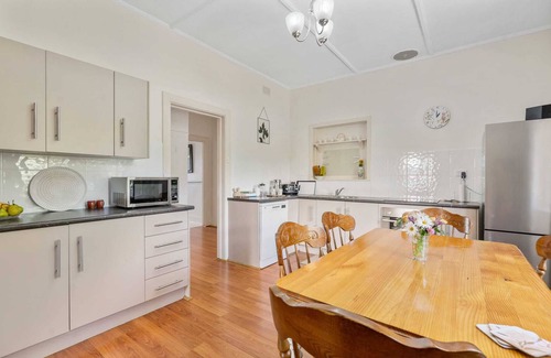 Victor Harbor House | K.Rose Cottage In the heart of Victor Harbor