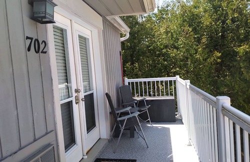 Collingwood Condo | K's Cozy Condo -Mins. to Beach, Trails, Shops, Skiing. Walk to restaurants, bar.
