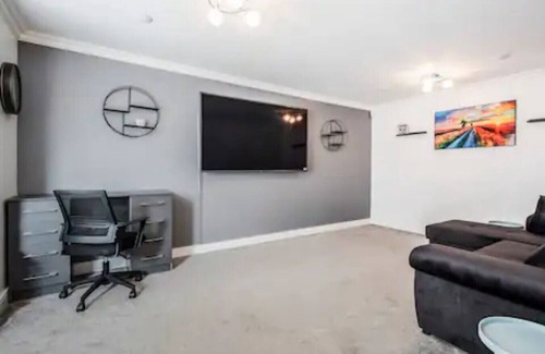 Stanford-le-Hope House | K Suites - Spacious 5 Bedroom with Garden and WiFi