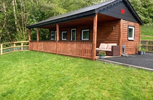 Ammanford Ski Chalet | Kabin in the woods with Hot Tub