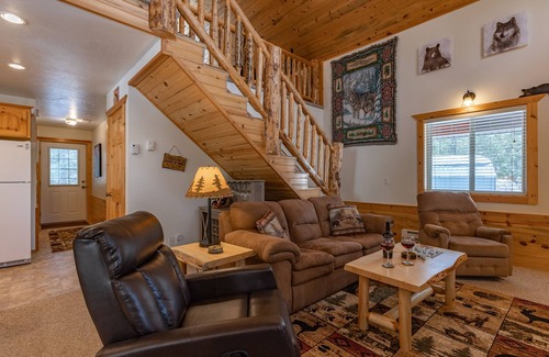 Island Park House | KABINO: Hot Tub Dog Friendly Foosball Fire Pit SmartTV WiFi