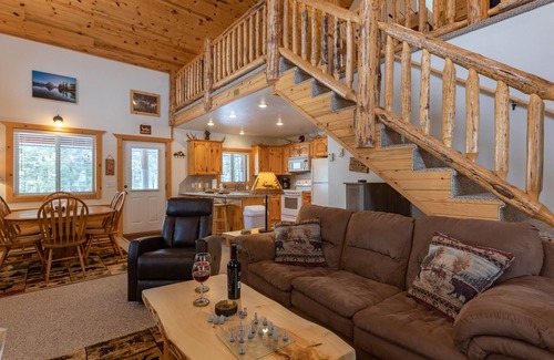Island Park House | KABINO: Hot Tub Dog Friendly Foosball Fire Pit SmartTV WiFi