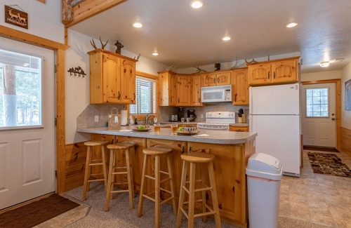 Island Park House | KABINO: Hot Tub Dog Friendly Foosball Fire Pit SmartTV WiFi