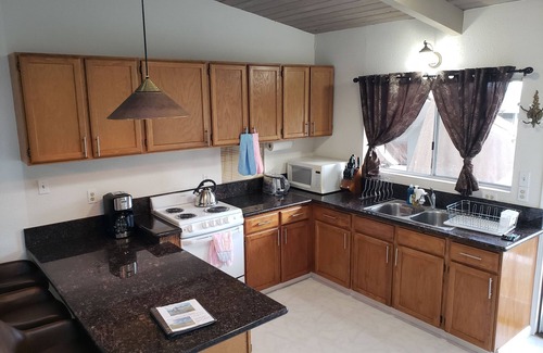 Kahala Cottage | Kahala Valley 2Bed Cottage, Sleeps 6, Quiet backyard w/peekaboo views