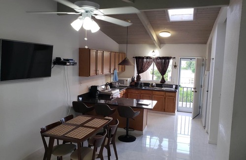 Kahala Cottage | Kahala Valley 2Bed Cottage, Sleeps 6, Quiet backyard w/peekaboo views