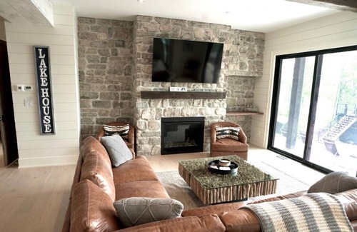 Gravenhurst Cottage | Kahshe Beach House, Kahshe Lake
