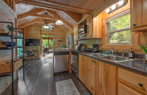 Lookout Valley Neighborhood Association Apartment | Kai Cabin | Wauhatchie Woodlands Close to Downtown