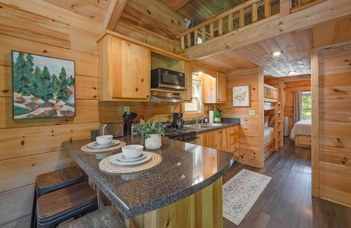 Lookout Valley Neighborhood Association Apartment | Kai Cabin | Wauhatchie Woodlands Close to Downtown