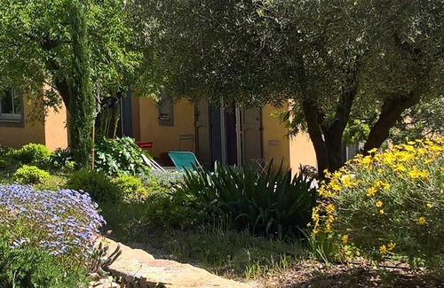 Saint-Cyr-sur-Mer Cottage | kaï-nou in the heart of a pine forest sleeps 4. 2 shower rooms. 2 WCs.