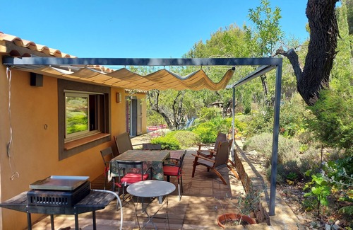 Saint-Cyr-sur-Mer Cottage | kaï-nou in the heart of a pine forest sleeps 4. 2 shower rooms. 2 WCs.