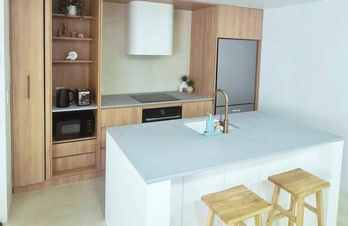 Mermaid Beach Apartment | Kai - Spacious 1BR Apartment - Moments to the beach - Gold Coast Escape