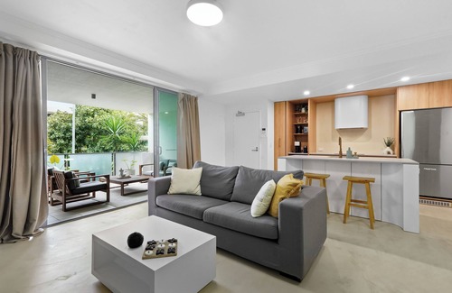 Mermaid Beach Apartment | Kai - Spacious 1BR Apartment - Moments to the beach - Gold Coast Escape