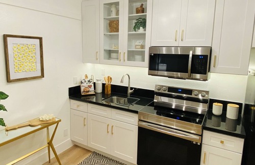 Hilo Apartment | Kailani Hawaii-Modern Studio, stylish decor, clean, feels like home+free parking