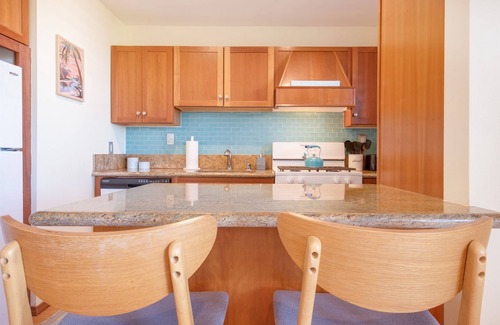 Kailua-Kona Condo | Kailani Kona- Ocean view, top floor Downtwn w pool