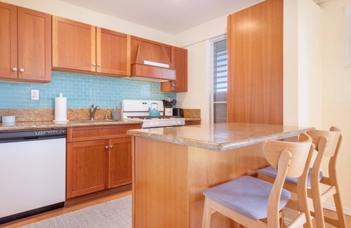 Kailua-Kona Condo | Kailani Kona- Ocean view, top floor Downtwn w pool