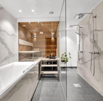 Tromso Apartment | Kais sauna, jacuzzi, cinema and balcony house! Central location