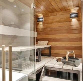 Tromso Apartment | Kais sauna, jacuzzi, cinema and balcony house! Central location