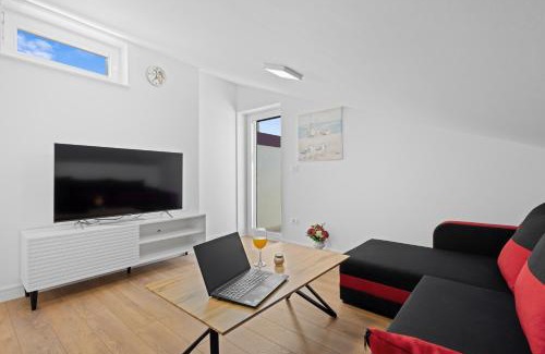 Vinkuran Apartment | Kajumami Apartments with Hot Tub and Private Terraces