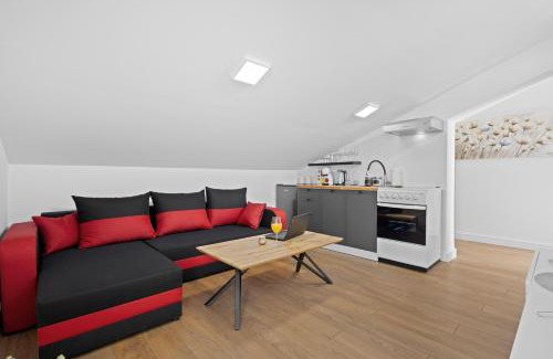 Vinkuran Apartment | Kajumami Apartments with Hot Tub and Private Terraces