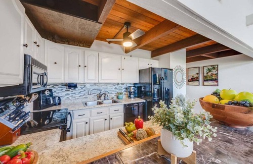 Kihei Condo | KAK C405 Updated 2BD Condo Across Beach w Pool AC