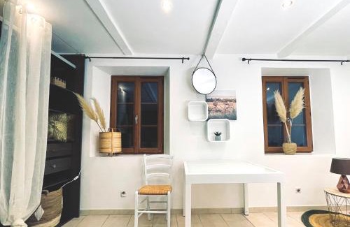 Chalencon Apartment | Kaki Green Appartement Lumineux, Chic & Cosy WIFI Centre ville