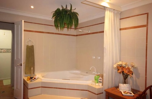 Blackheath Bed & Breakfast | Kalimna Spa Room | Close to the village of Blackheath with FREE continental breakfast