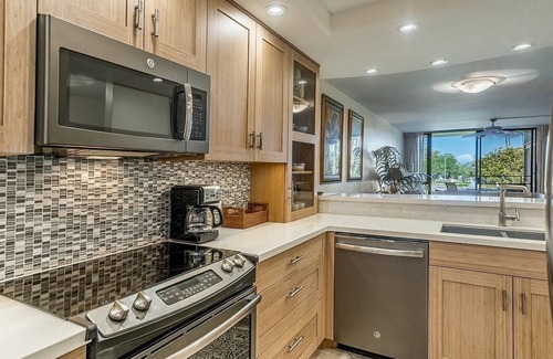 Kihei House | Kamaole Sands FRONT ROW OCEAN Building 10 unit 116