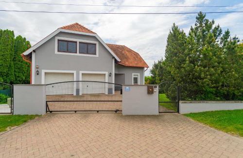 Balatonkenese Apartment | Kamilla Villa