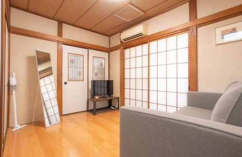 Kamitakada Apartment | Kamitagata House in Nakano Sleeps 7Just Steps from Araiyakushi-Mae Station