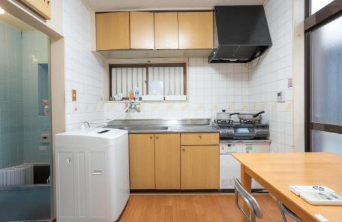 Kamitakada Apartment | Kamitagata House in Nakano Sleeps 7Just Steps from Araiyakushi-Mae Station