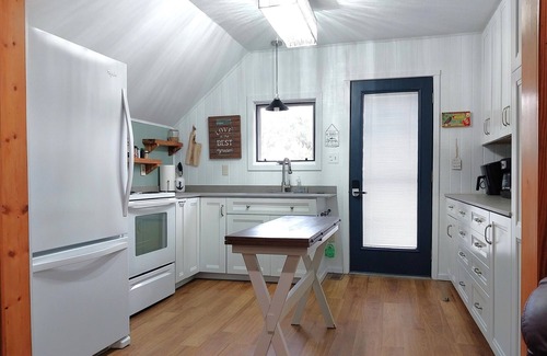 Anthony Cabin | Kansas Lake House With Boat Dock