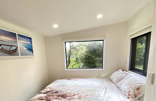 Pukerua Bay House | Kanuka Cottage - adorable tinyhouse in Pukerua Bay!