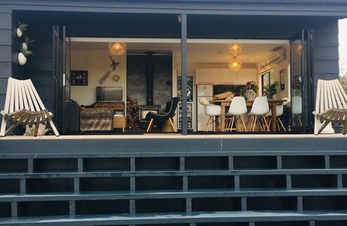 Waikawa Beach House | Kapiti Coast Beachfront & Sea Views ‘InterVille' perfect for Couples or Families