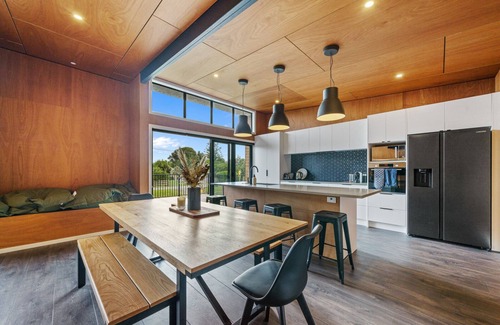 Otaki Beach House | Kapiti Heights - Ōtaki Beach Holiday Home