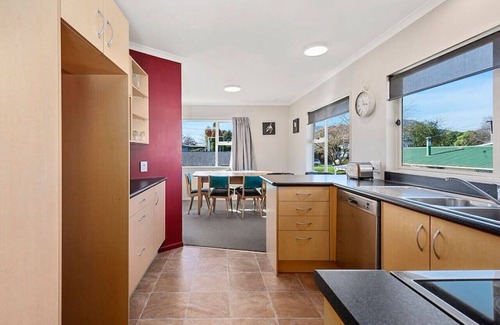 Taupo House | Karamu Retreat - great base for group or family, quiet area, two storey, sunny with outdoor deck.