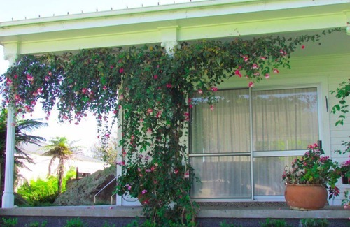 Maungatautari Cottage | Karapiro Family Cottage, 1 of 3 in a country garden bordering a native reserve