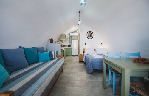 Kalyves House | Karavos View - A unique artists' hideaway Paradise
