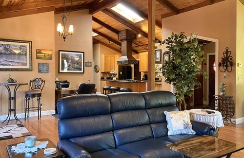 Mendocino House | Karen`s Ferngully - located down the road from the beautiful town of Mendocino