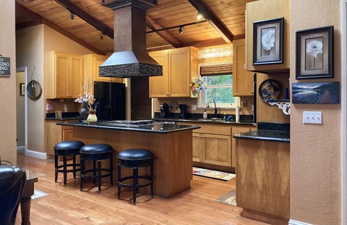 Mendocino House | Karen`s Ferngully - located down the road from the beautiful town of Mendocino