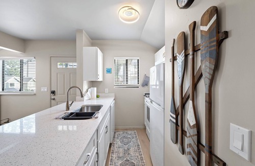 SeaTac Cottage | Karmen’s Lake Cottage C