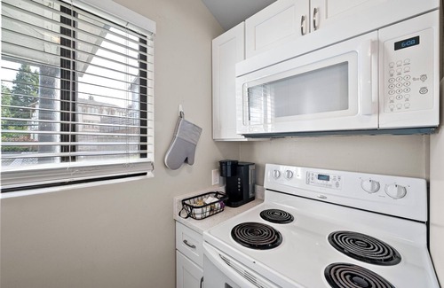 SeaTac Cottage | Karmen’s Lake Cottage C