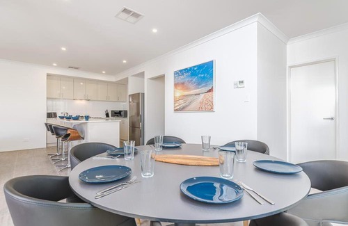 Gwelup House | Karrinyup Waters Luxury House Rental