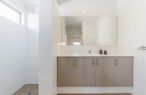Gwelup House | Karrinyup Waters Luxury House Rental