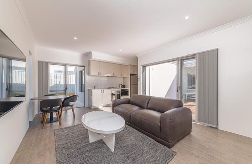 Gwelup House | Karrinyup Waters Luxury House Rental