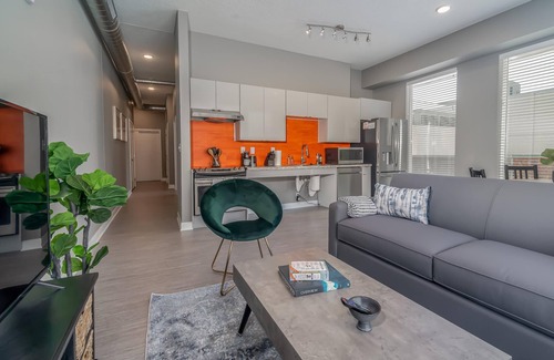 Downtown Des Moines Apartment | Kasa 2BD Walk to Sculpture Park Des Moines