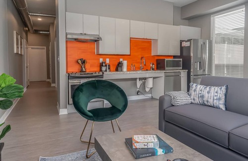 Downtown Des Moines Apartment | Kasa 2BD Walk to Sculpture Park Des Moines