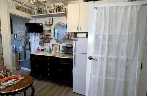 Hallandale Beach House | Kasa Karma Paris King Cottage On Water