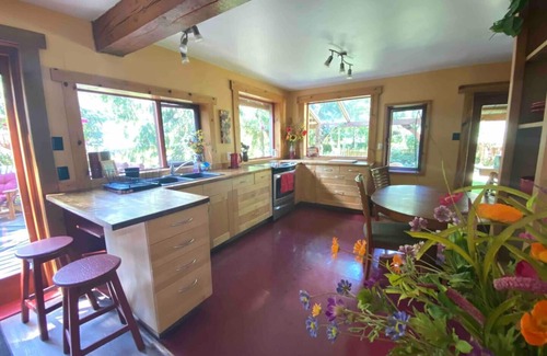 Kaslo House | Kaslo Getaway - private and natural experience.